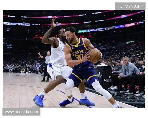 快船与勇士激烈对决，战况胶着双方全力争夺季后赛席位